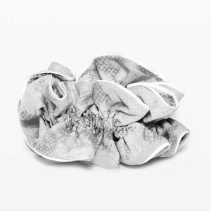 NWOT Lululemon Light Locks Scrunchie II City Breeze Alpine White Multi